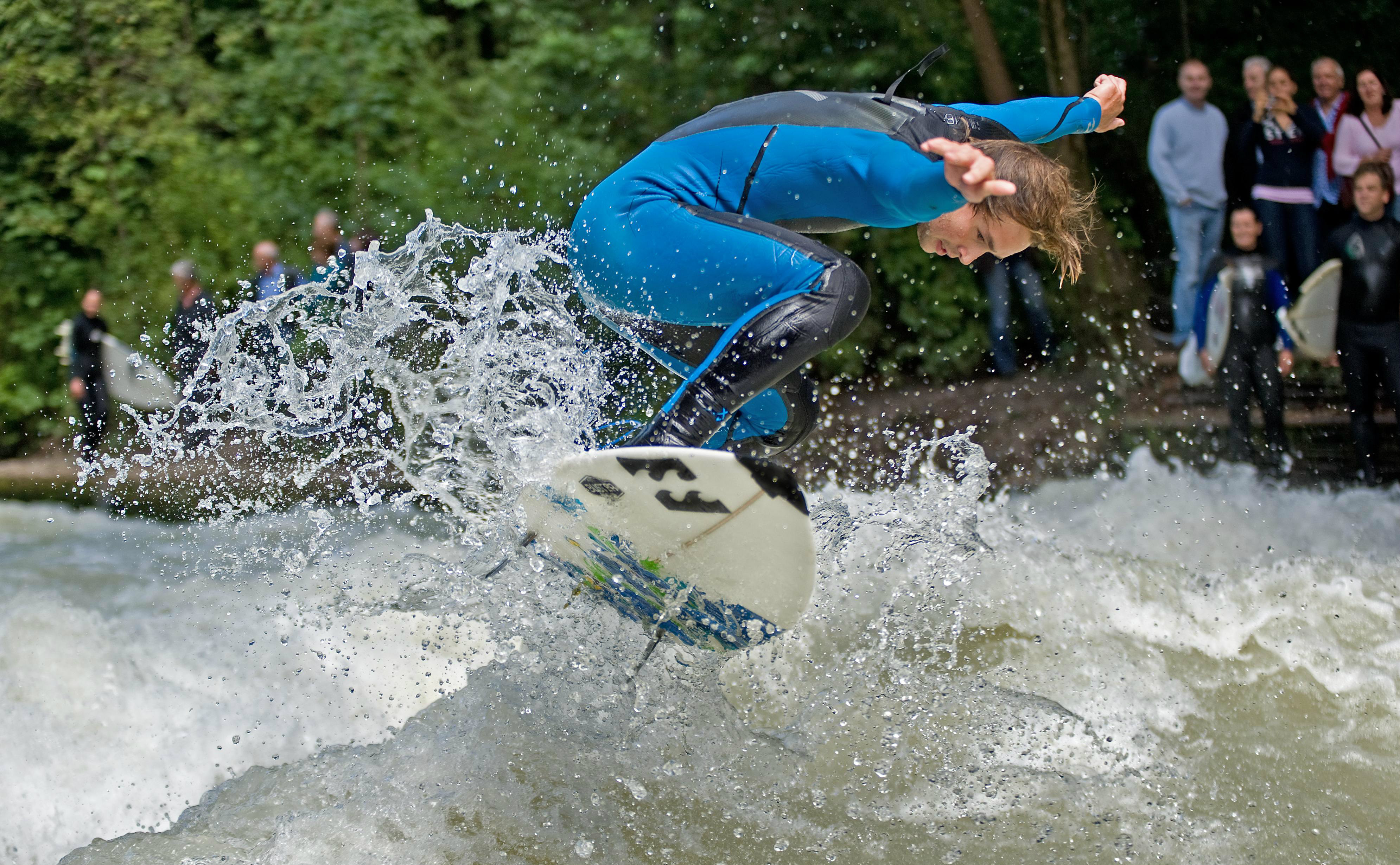 160715_NrD-1427 Muenchen Englischer Garten Eisbach-Surfer 1 Foto Verstl