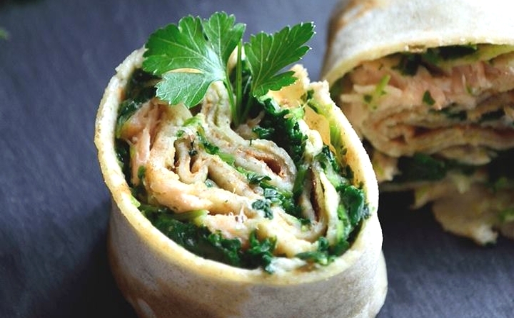 Whole-grain pancakes with salmon and spinach